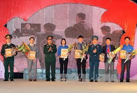 រាត្រីពិធីបុណ្យរំលឹកខួបអនុស្សាវរីយ៌លើកទី៤០ឆ្នាំជ័យជំនះ“ហាណូយ-Dien Bien Phuលើលំហ